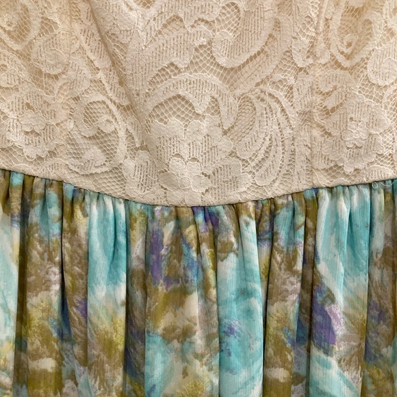 Spring Dress ✨2 for 10✨ - Picture 2 of 4